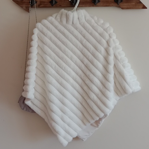 LA FIORENTINA White Faux Fur  Poncho - Picture 11 of 11